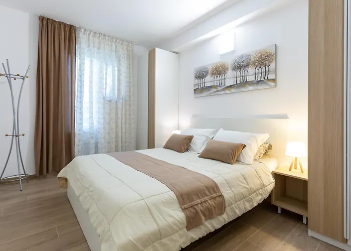 Apartment Vita アパート ポレッチ